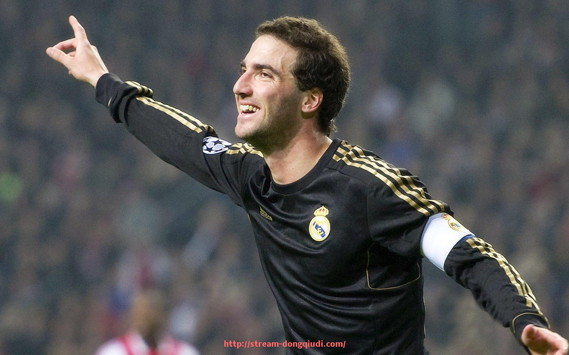 懂球帝直播-欧冠世纪决赛经典回顾与比赛精彩瞬间解析